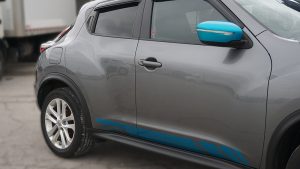 Nissan Juke 2016 - VinylWrapToronto.com - Vehicle Decals & Lettering - Best Vehicle Wrap in Toronto - 3M - Gloss Atomic Teal - Side Closeup - Custom Racing Stripes